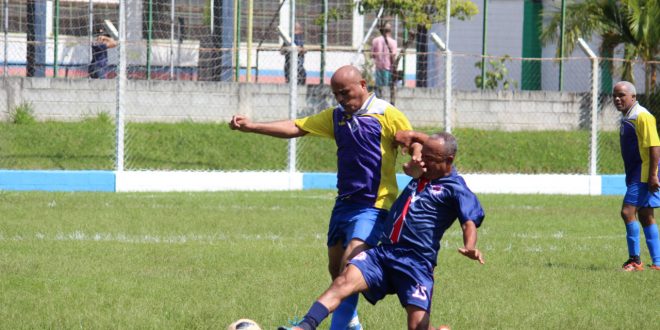 jogadores do Santa Catarina e do Suorimé disputam uma partida