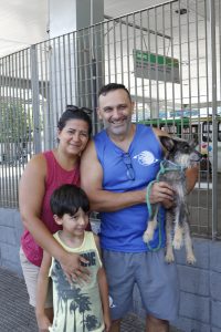 família posa com cãozinho nos braços na 1ª feira de adoção de cães e gatos