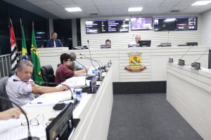 vereadores reunidos durante sessão na câmara de carapicuíba