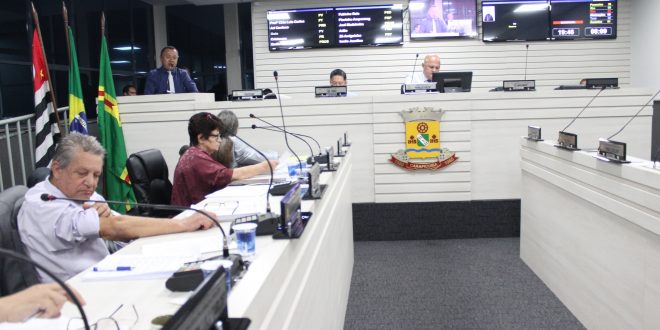vereadores reunidos durante sessão na câmara de carapicuíba