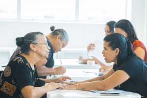 agentes conversam com beneficiários