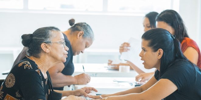 agentes conversam com beneficiários