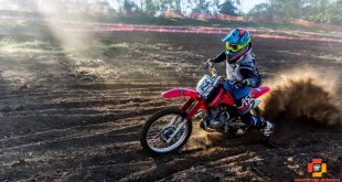 um motociclista competindo no ski mountain park