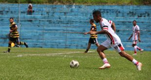 jogadores do Planalto e do Parceria disputando uma partida de futebol