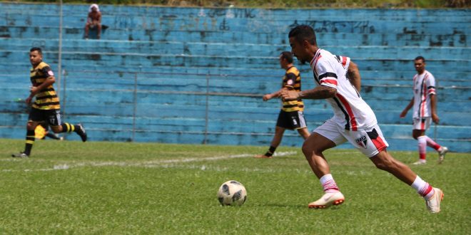 jogadores do Planalto e do Parceria disputando uma partida de futebol