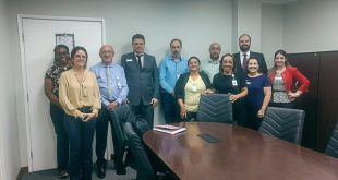 equipe do HGC posa para foto em escritório