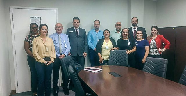 equipe do HGC posa para foto em escritório