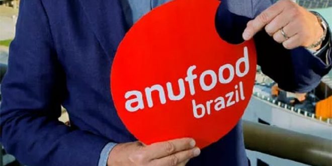 homem segurando placa da 'anufood brazil'