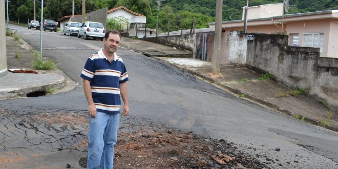 alexandre pierroni posa ao lado de buraco em via do Jardim Maria Trindade