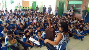 crianças da EM Chácara Cantagalo acopmanham show da cantora Lenny Araújo