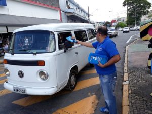 panfletista entrega material a motorista de kombi