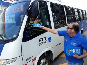 panfletista entrega material a motorista de microônibus