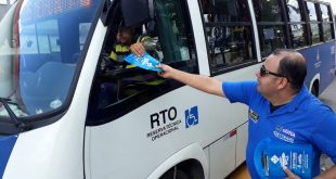 panfletista entrega material a motorista de microônibus