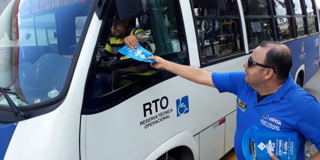 panfletista entrega material a motorista de microônibus