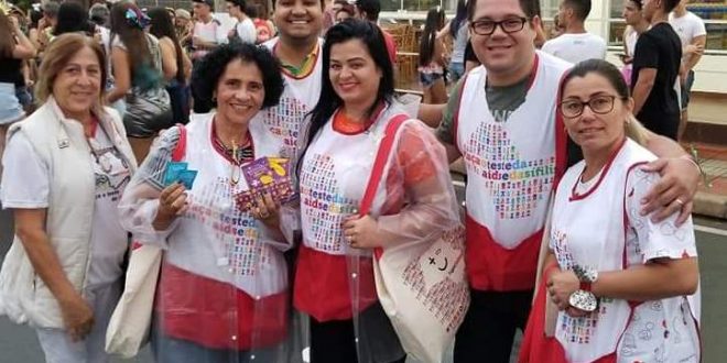 equipe da saúde de são roque posa para foto durante carnaval