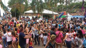 multidão dançando no carnaval da família da aldeia