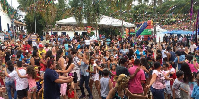 multidão dançando no carnaval da família da aldeia
