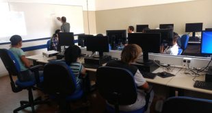 pessoas usando computadores em curso de qualificação do fett
