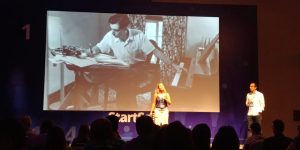 coordenadora palestra em auditório