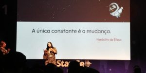 coordenadora palestra em auditório