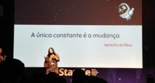 coordenadora palestra em auditório