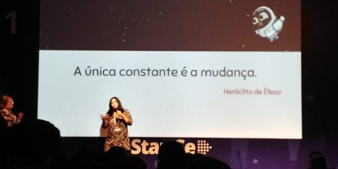 coordenadora palestra em auditório