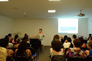 cozinheiras acompanhando palestra