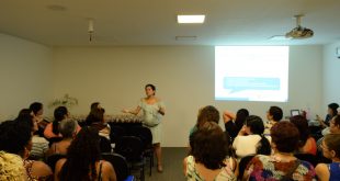 cozinheiras acompanhando palestra