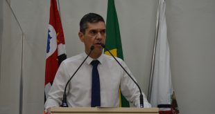 guto issa discursando na tribuna da câmara de são roque