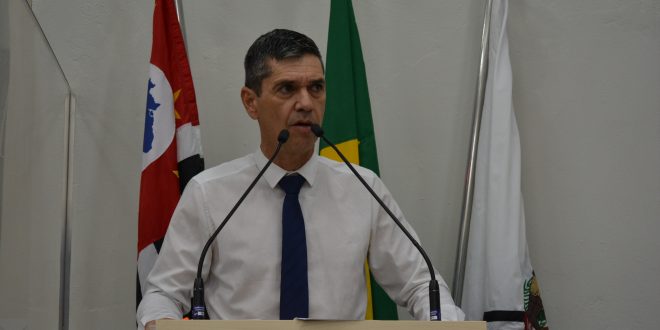 guto issa discursando na tribuna da câmara de são roque