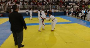 atletas cotianos disputando partida de judô