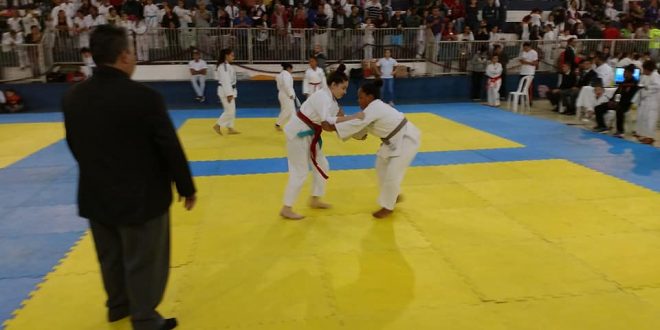 atletas cotianos disputando partida de judô