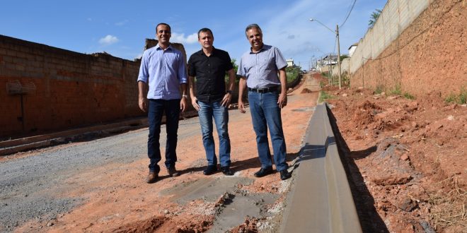 vereadores Marquinho Arruda e Cabo Jean e o prefeito Cláudio Goés posam para foto nas obras da rua Maria Clara Sabbatini