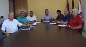 autoridades posam para foto em volta de mesa onde foi discutir o uso de mata da câmara
