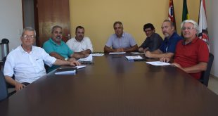 autoridades posam para foto em volta de mesa onde foi discutir o uso de mata da câmara