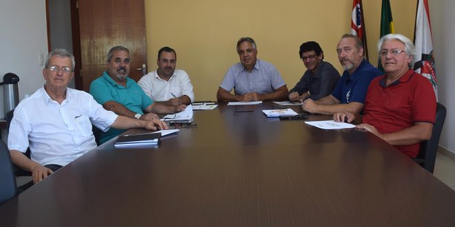 autoridades posam para foto em volta de mesa onde foi discutir o uso de mata da câmara