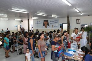 multidão aguarda atendimento em sala de espera de unidade de saúde de carapicuíba