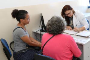 médica atende mulher e senhora em unidade de saúde de carapicuíba