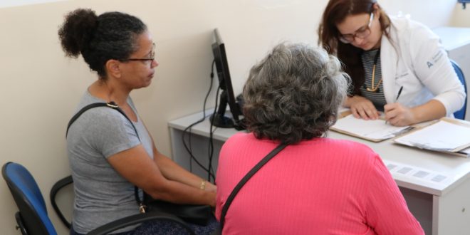 médica atende mulher e senhora em unidade de saúde de carapicuíba