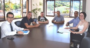 vereador Marquinho Arruda, Prefeito Cláudio Góes, vereador Niltinho Bastos, presidente do Núcleo da Floresta, Rafael Mana, e representantes dos Departamentos Jurídico e de Planejamento posam para foto à mesa de discussão