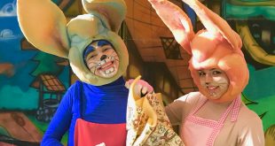 atores principais da peça 'o coelhinho atrasado' posam para foto caracterizados em meio ao cenário