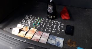 drogas e cédulas de dinheiro dispostas em uma mesa