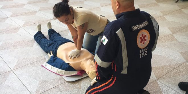 agentes do samu simulam atendimento a boneco