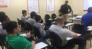 colaboradores do atacadão acompanham palestra da settrans