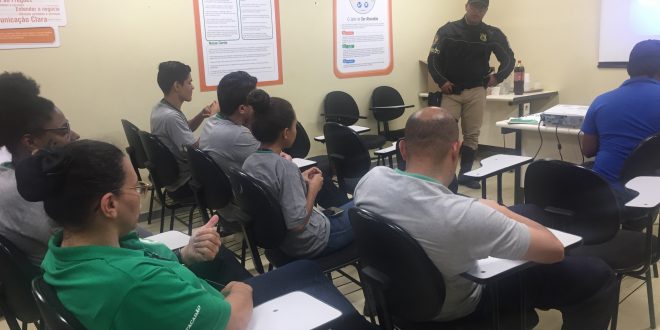 colaboradores do atacadão acompanham palestra da settrans