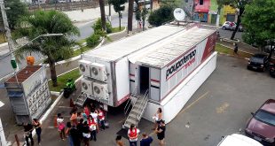 uma unidade do poupatempo móvel com algumas pessoas próximas