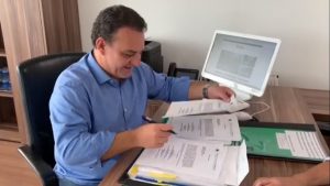 Prefeito Rogério Franco assinando a ordem de início obra UBS Mirizola
