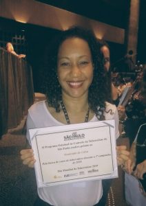 Merieni Souza posa com certificado em mãos