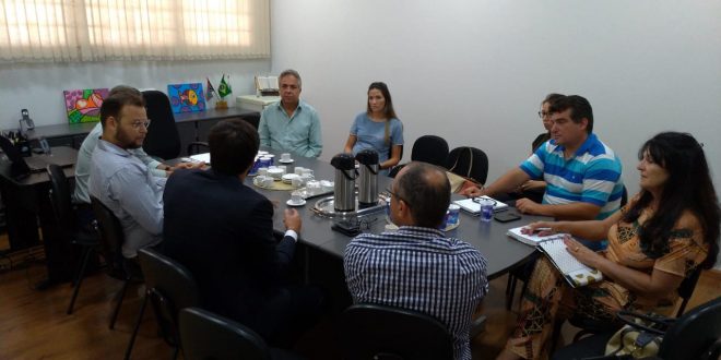 autoridades reunidas em reunião sobre plano de tratamento de lixo em são roque, ibiúna e mairinque