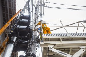 detalhe do semáforo sendo instalado